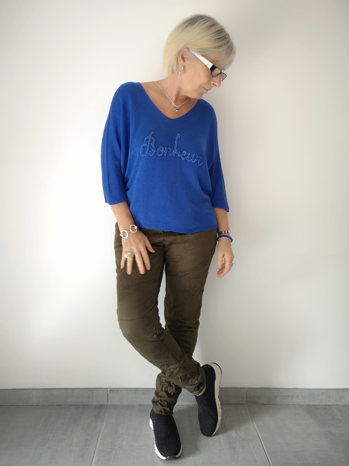 Pull fin manches longues bleu avec inscriptions bonheur | 2 vue porté | Tilleulmenthe mode  boutique de vêtements femme en ligne