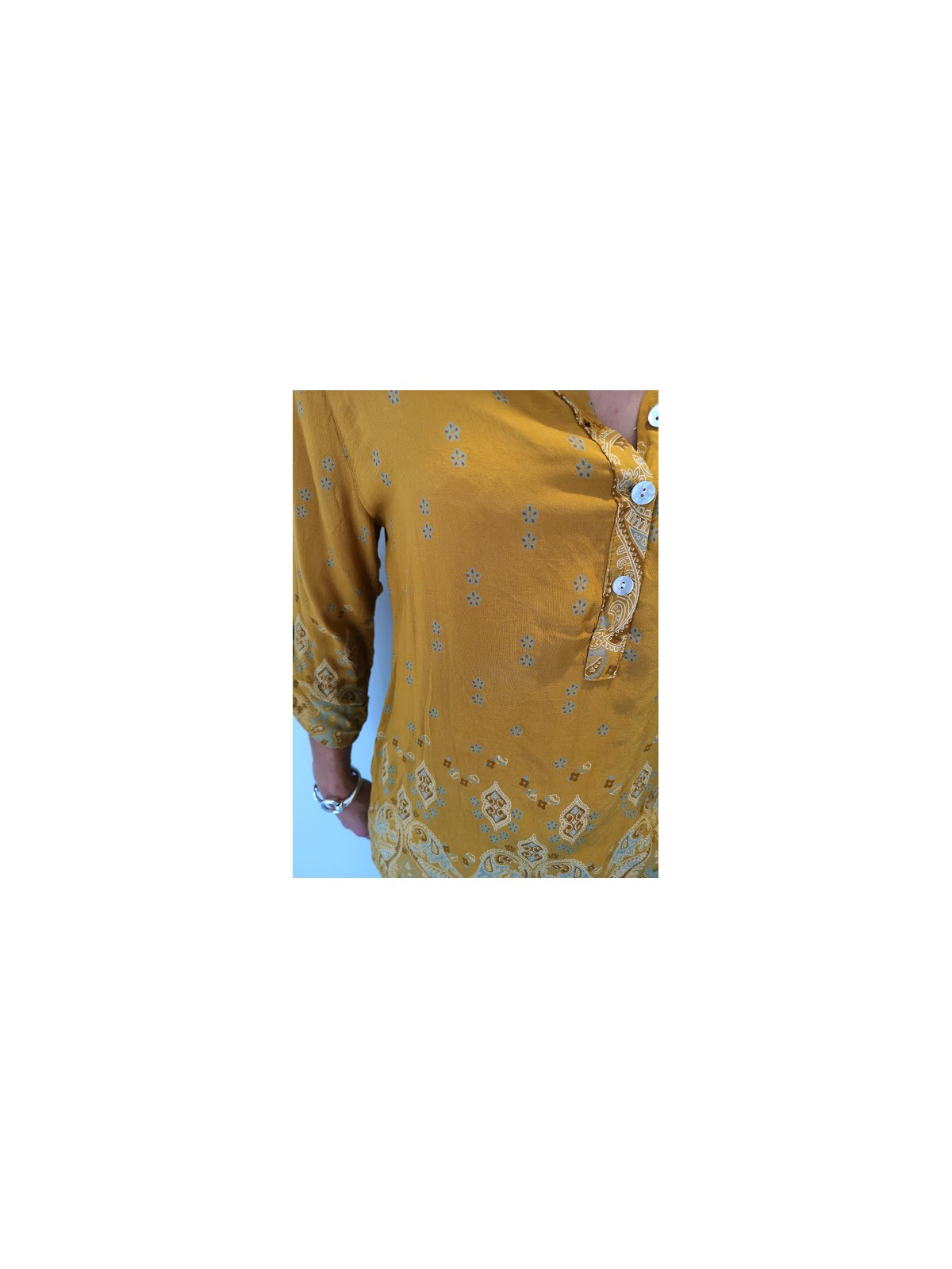 Blouse colorée à motifs indiens et sequins l 2 vue rapprochée l Tilleulmenthe mode boutique de vêtements femme en ligne