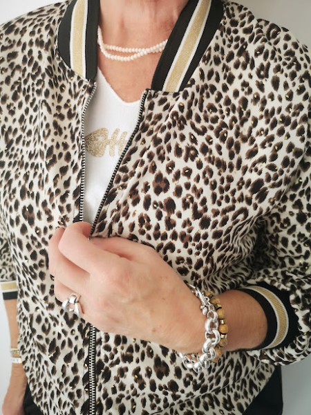 Blouson fin imprimé léopard détails noir et dorés l 3 vue rapprochée l Tilleulmenthe mode boutique de vêtements femme en ligne