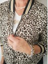 Blouson fin imprimé léopard détails noir et dorés l 3 vue rapprochée l Tilleulmenthe mode boutique de vêtements femme en ligne