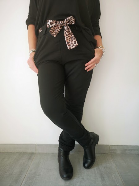 Pantalon noir basique avec ceinture léopard l 2 vue rapprochée l Tilleulmenthe mode boutique de vêtements femme en ligne