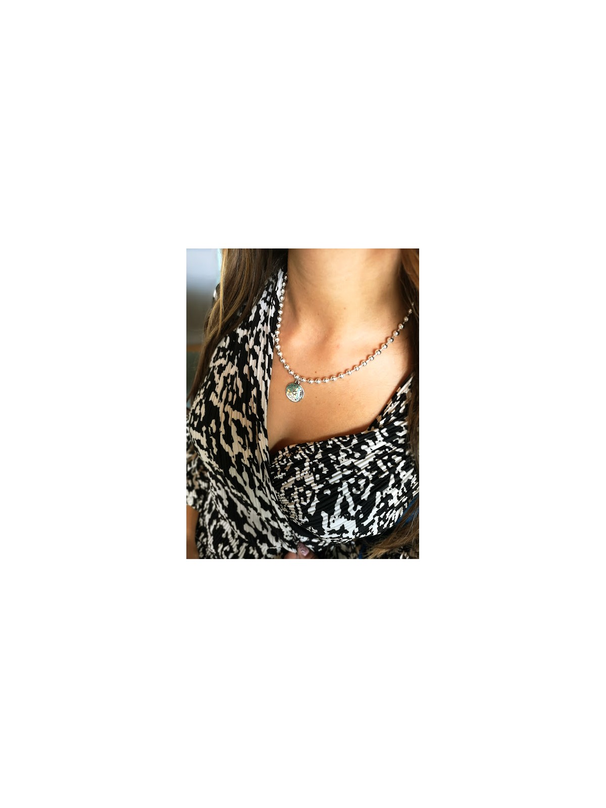 Collier avec chaîne ornées de boules et médaillon l 2 vue porté l Tilleulmenthe mode boutique de vêtements femme en ligne
