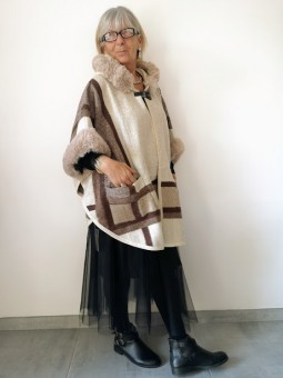 Cape large camaïeu de couleurs beige marron taupe l 1 vue porté l Tilleulmenthe mode boutique de vêtements en ligne