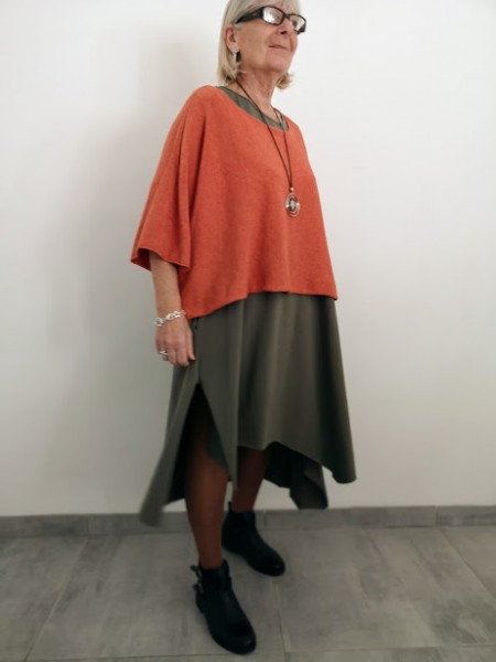 Haut coupe chauve souris extra large orange l 3 vue 3/4 l Tilleulmenthe mode boutique de vêtements femme en ligne
