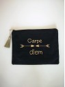 Pochette carpe diem noire et dorée l 1 vue inscriptions Tilleulmenthe mode boutique de vêtements femme en ligne