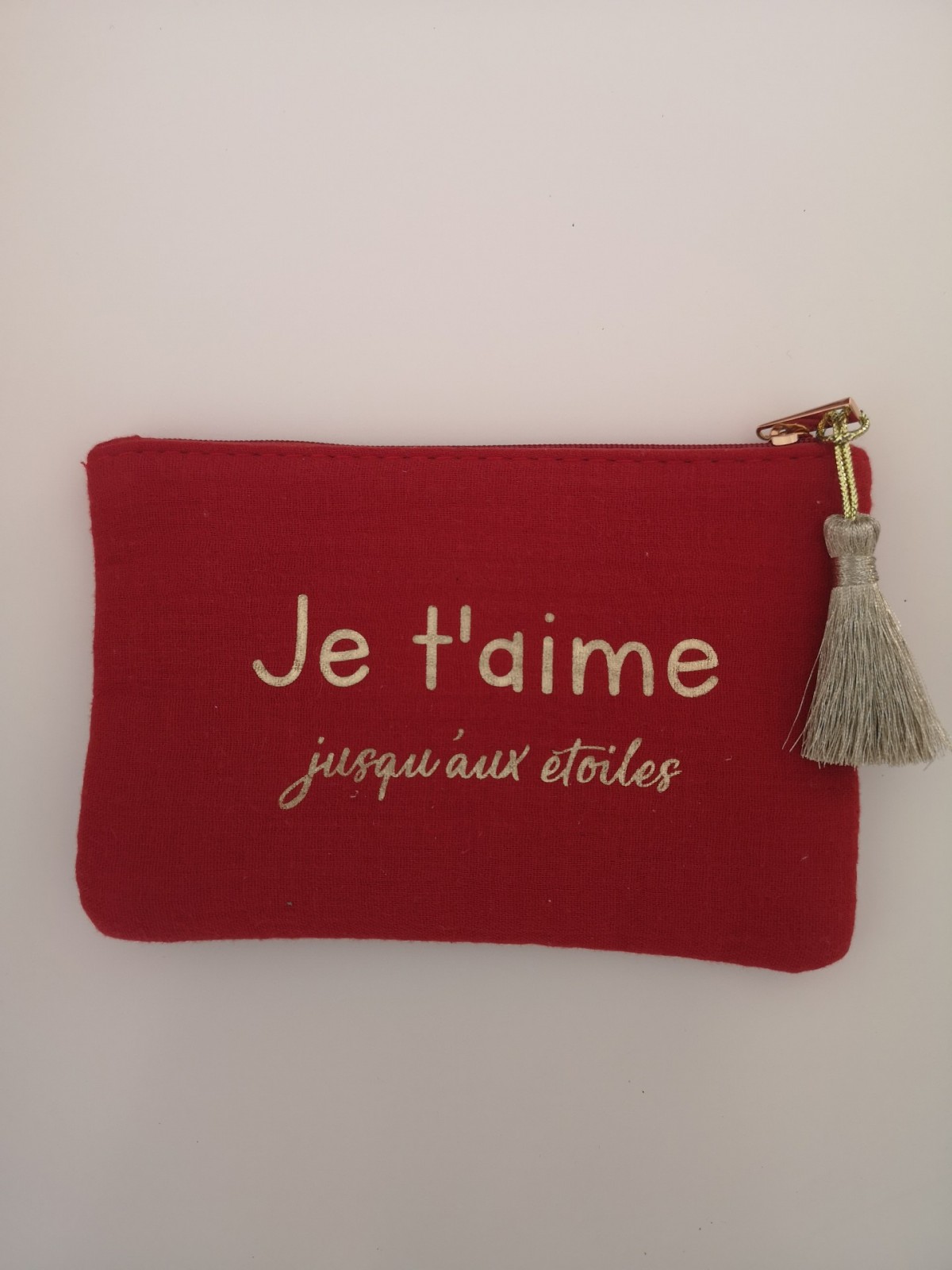 Pochette zippée rouge et dorée avec pompon l 1 vue de face l Tilleulmenthe mode boutique de vêtements femme en ligne