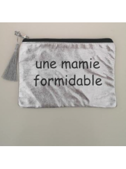 Pochette zippée argent et noir et inscriptions mamie l 1 vue de face l Tilleulmenthe mode boutique de vêtements femme en ligne