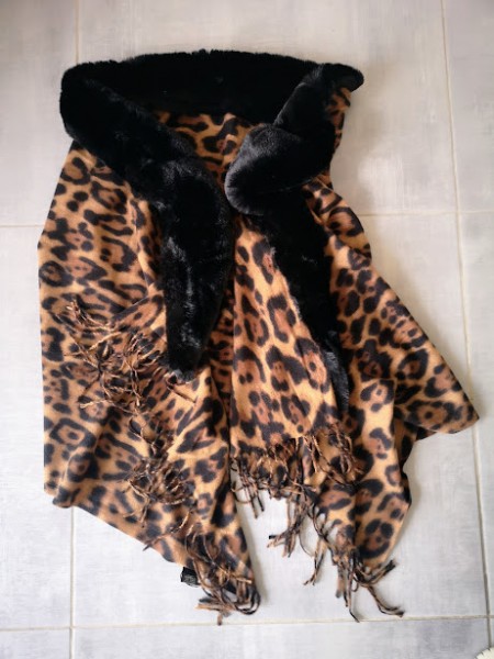 Étole avec fourrure noire et motifs léopard l 3 vue à plat l Tilleulmenthe mode boutique de vêtements femme en ligne