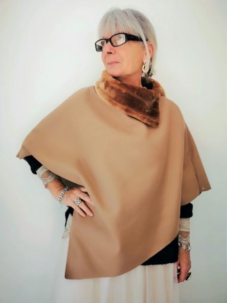 Poncho avec fourrure bicolore l 2 vue porté l Tilleulmenthe mode boutique de vêtements femme en ligne