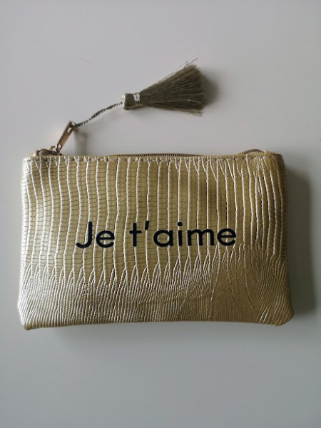 Pochette zippée dorée avec inscriptions l 1 vue de face l Tilleulmenthe mode boutique de vêtements femme en ligne
