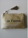 Pochette zippée dorée avec inscriptions l 1 vue de face l Tilleulmenthe mode boutique de vêtements femme en ligne