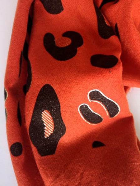 Etole léopard orange et noir à motifs l 2 vue rapprochée l Tilleulmenthe mode boutique de vêtements femme en ligne