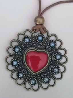 Sautoir pendentif coeur et perles bleues et rouges l 2 vue rapprochée l Tilleulmenthe mode boutique de vêtements femme en ligne