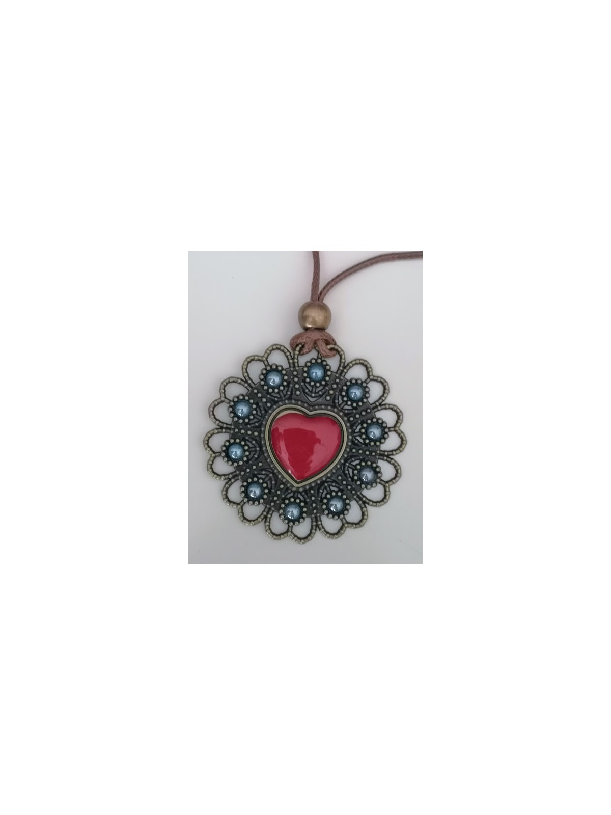 Sautoir pendentif coeur et perles bleues et rouges l 2 vue rapprochée l Tilleulmenthe mode boutique de vêtements femme en ligne