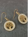 Boucles d'oreilles arbre de vie dorées et blanches l 2 vue à plat l Tilleulmenthe mode boutique de vêtements femme en ligne