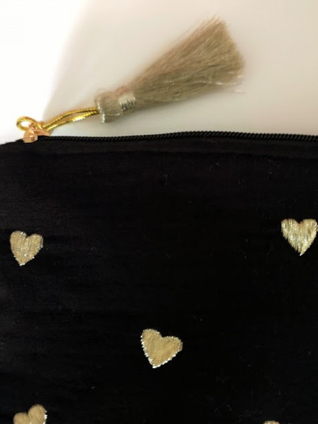 Pochette à zip et pompon noir et or l 2 vue rapprochée l Tilleulmenthe mode boutique de vêtements femme en ligne