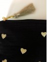 Pochette à zip et pompon noir et or l 2 vue rapprochée l Tilleulmenthe mode boutique de vêtements femme en ligne