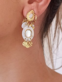 Boucles d'oreilles dorée et blanches l 1 vue rapprochée l Tilleulmenthe mode boutique de vêtements femme en ligne