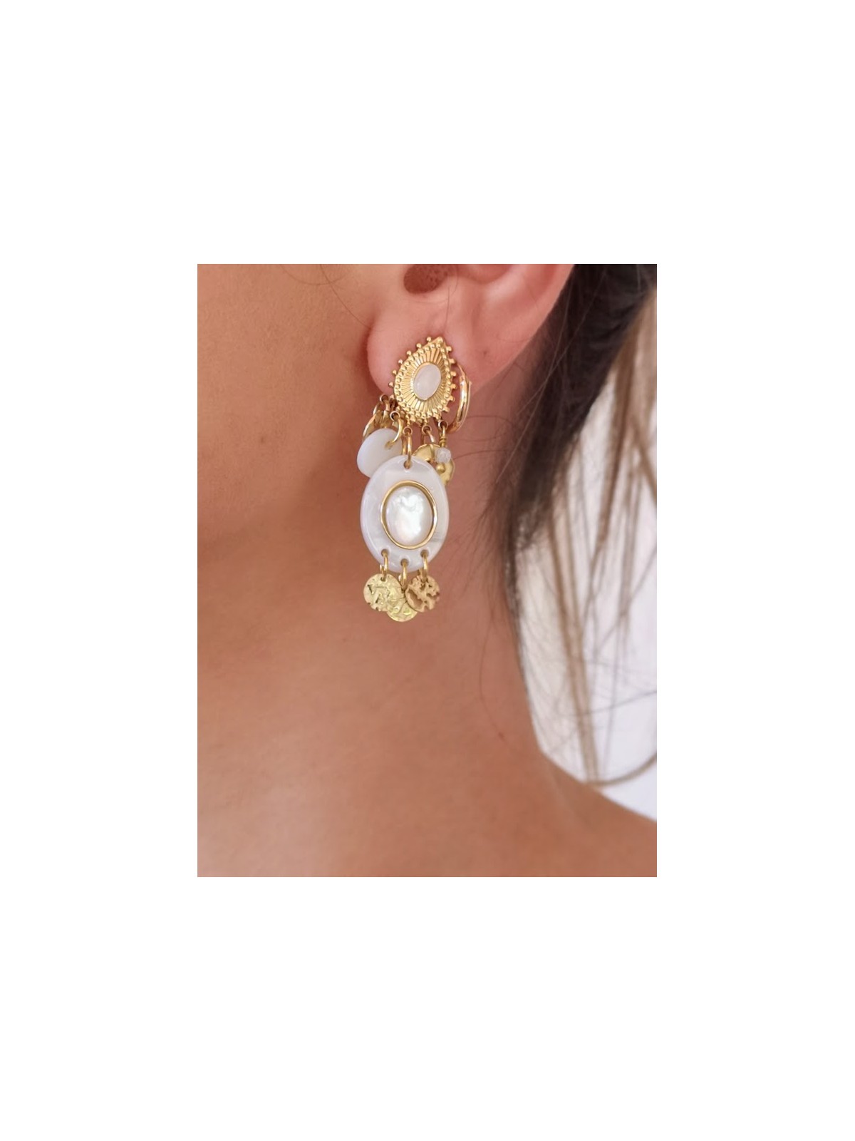 Boucles d'oreilles dorée et blanches l 1 vue rapprochée l Tilleulmenthe mode boutique de vêtements femme en ligne