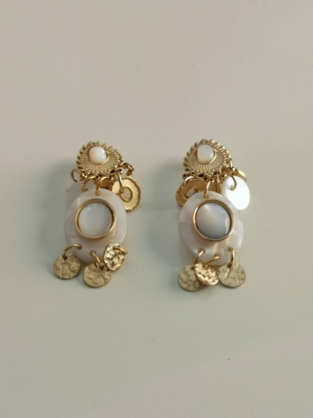 Boucles d'oreilles dorées avec perle blanches au centre l 3 vue seules l Tilleulmenthe mode boutique de vêtements femme en ligne