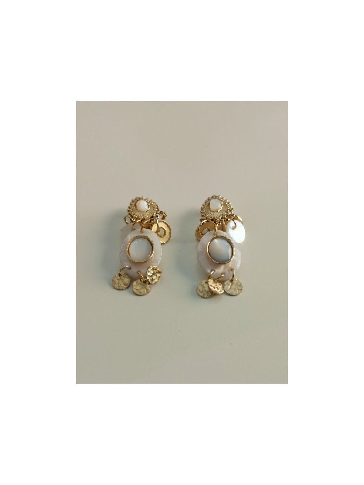 Boucles d'oreilles dorées avec perle blanches au centre l 3 vue seules l Tilleulmenthe mode boutique de vêtements femme en ligne