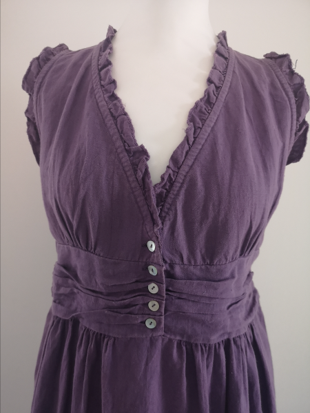 Robe cintrée avec boutons et col V violette l 3 vue col l Tilleulmenthe mode boutique de vêtements femme en ligne