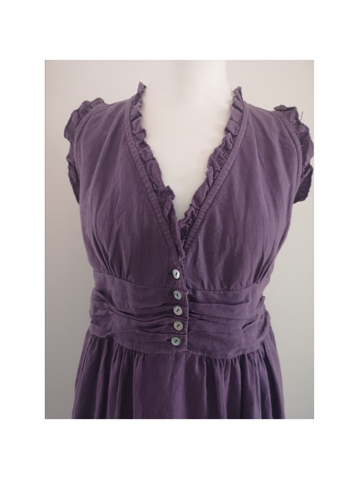 Robe cintrée avec boutons et col V violette l 3 vue col l Tilleulmenthe mode boutique de vêtements femme en ligne