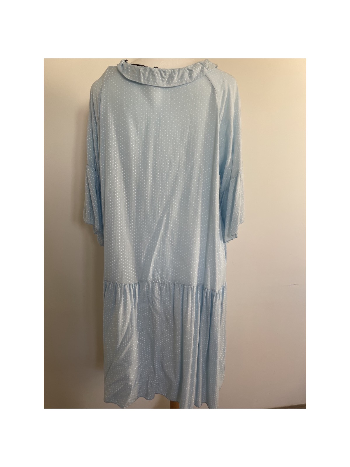 Robe courte bleu et balnche avec volants l 2 vue de dos l Tilleulmenthe mode boutique de vêtements femme en ligne