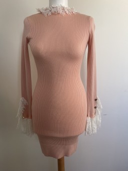 Robe moulante rose avec dentelles et boutons l 1 vue de face l Tilleulmenthe mode boutique de vêtements femme en ligne