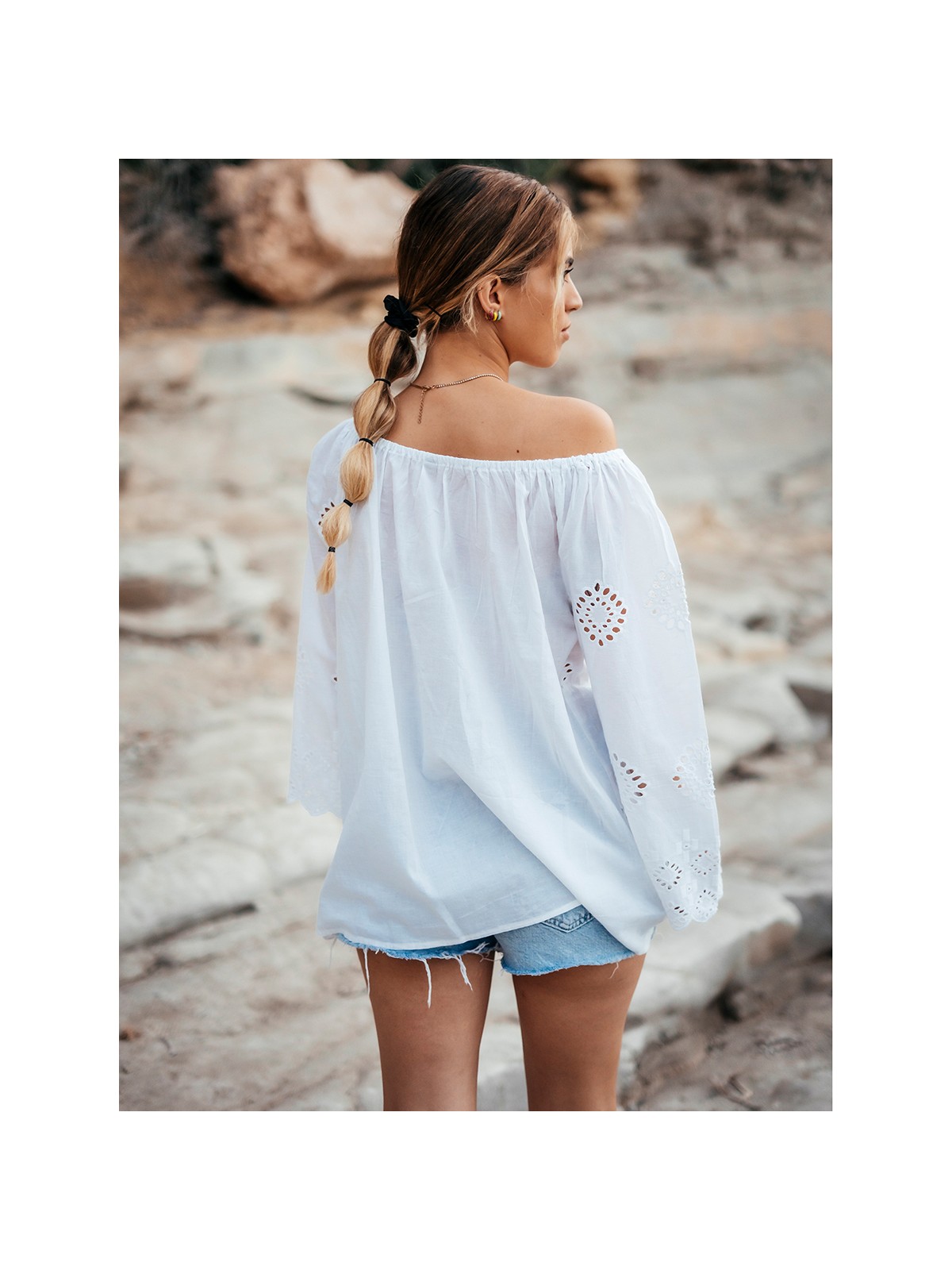 Blouse ajourée blanche avec col élastique l 4 vue de dos portée l Tilleulmenthe mode boutique de vêtements femme en ligne