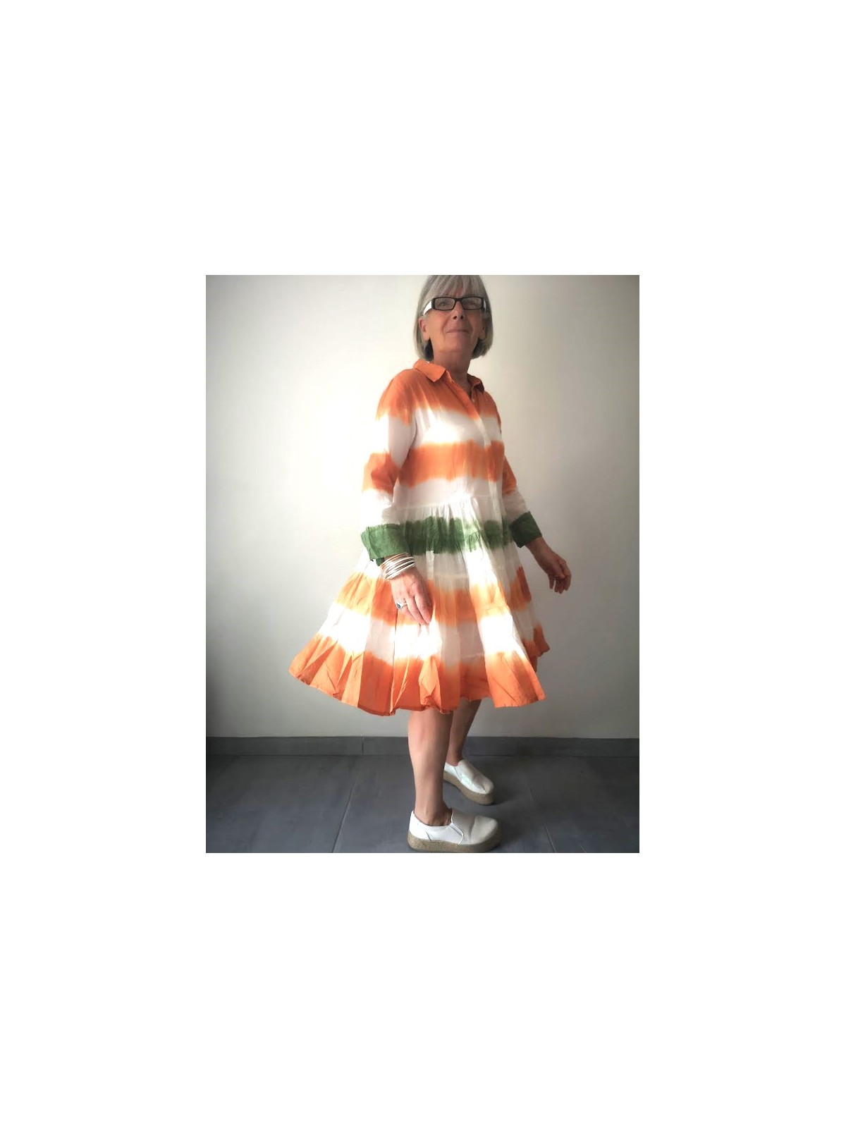 Robe femme orange et verte coupe évasée l 2 vue portée l Tilleulmenthe mode boutique de vêtements femme en ligne