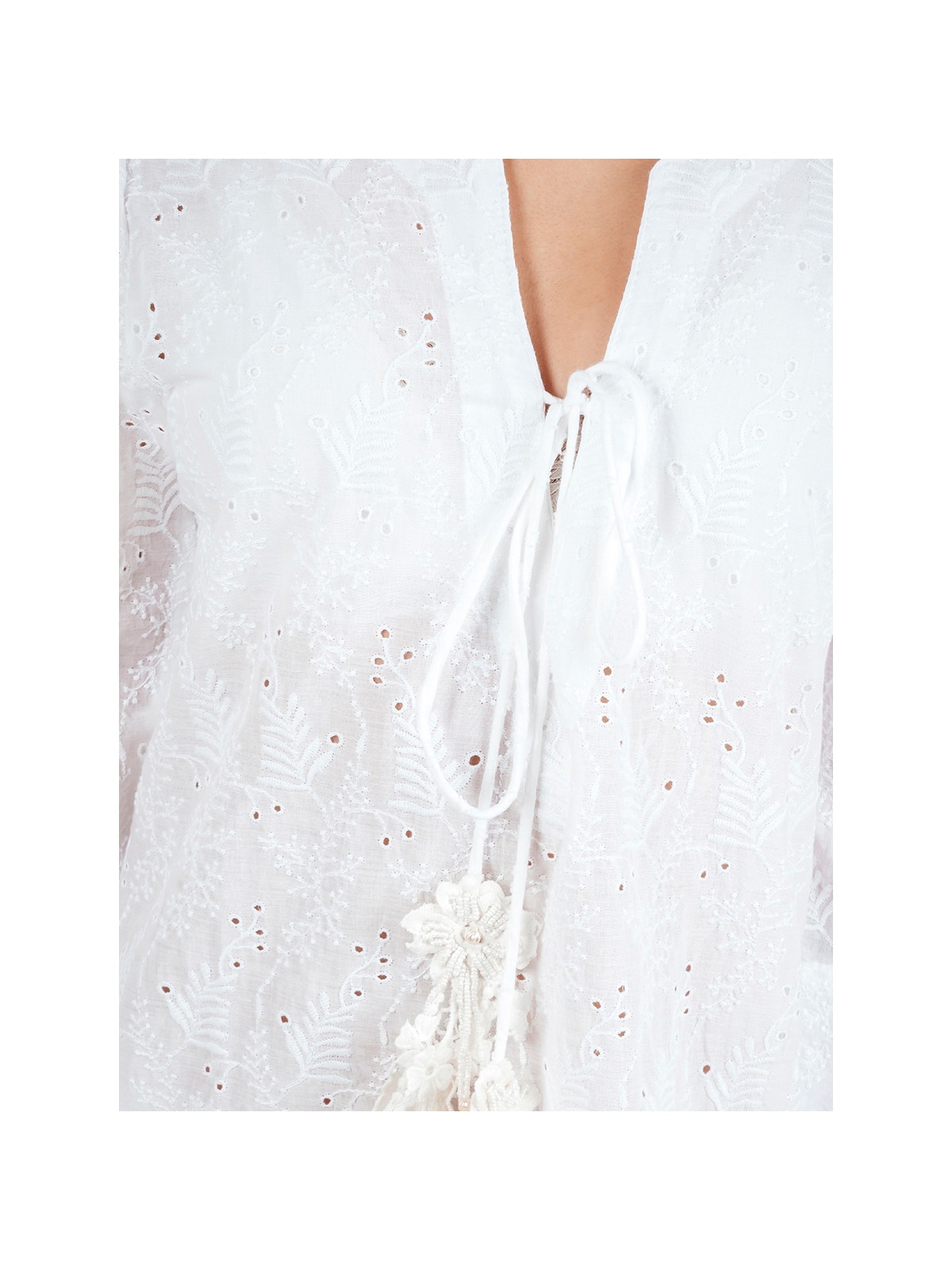 Blouse blanche Isla Bonita avec broderies anglaises l 2 vue rapprochée l Tilleulmenthe mode boutique de vêtements femme en ligne
