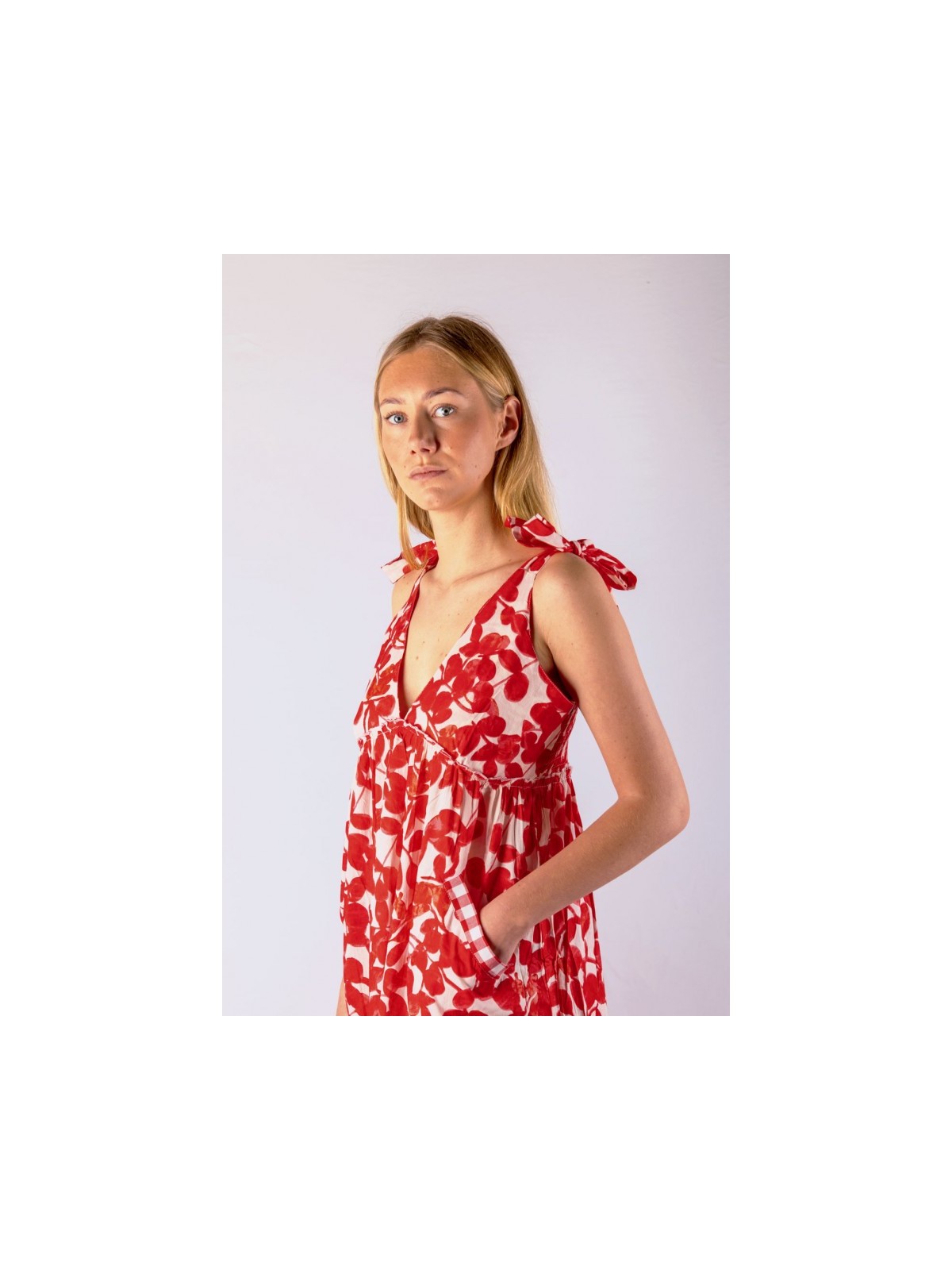 Robe rouge avec bretelles à nouer et décolleté V l 3 vue rapprochée l Tilleulmenthe mode boutique de vêtements femme en ligne