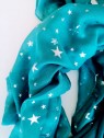 Foulard bleu canard et blanc avec étoiles l 2 vue rapprochée l Tilleulmenthe mode boutique de vêtements femme en ligne