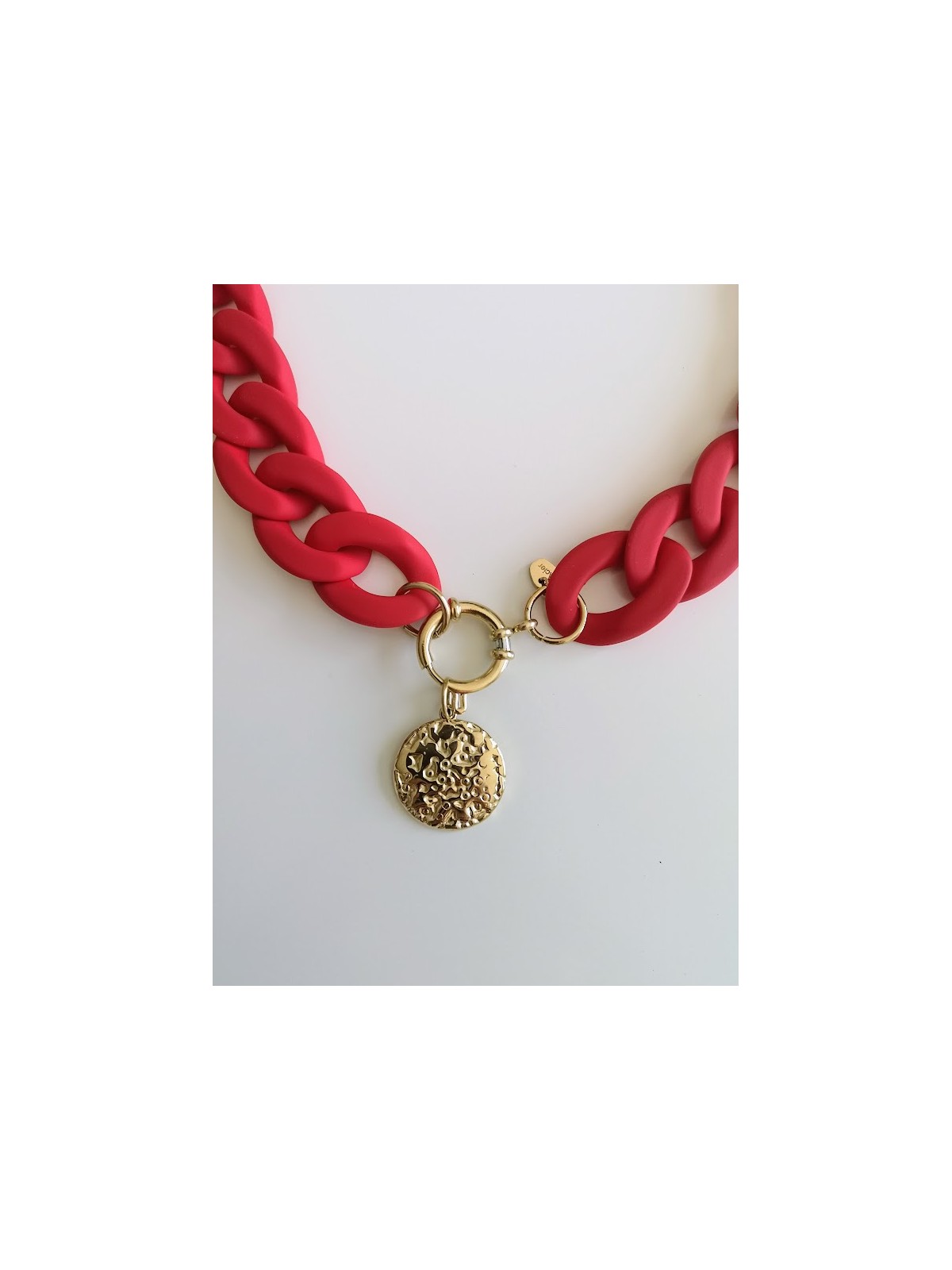 Collier rouge avec pendentif doré ras de cou l 2 vue medaillon l Tilleulmenthe mode boutique de vêtements femme en ligne