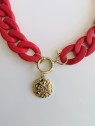 Collier rouge avec pendentif doré ras de cou l 2 vue medaillon l Tilleulmenthe mode boutique de vêtements femme en ligne
