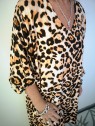 Robe courte léopard marron et noir col V l 3 vue rapprochée l Tilleulmenthe mode boutique de prêt à porter femme en ligne