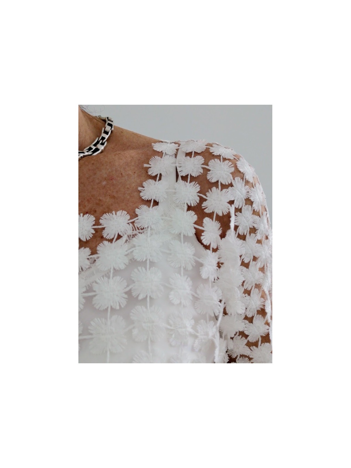 Haut style romantique blanc à fleurs l 5 vue rapprochée l Tilleulmenthe mode boutique de vêtements femme en ligne