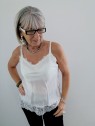 Haut blanc satiné avec dentelle l 2 vue de face l Tilleulmenthe mode boutique de vêtements femme en ligne
