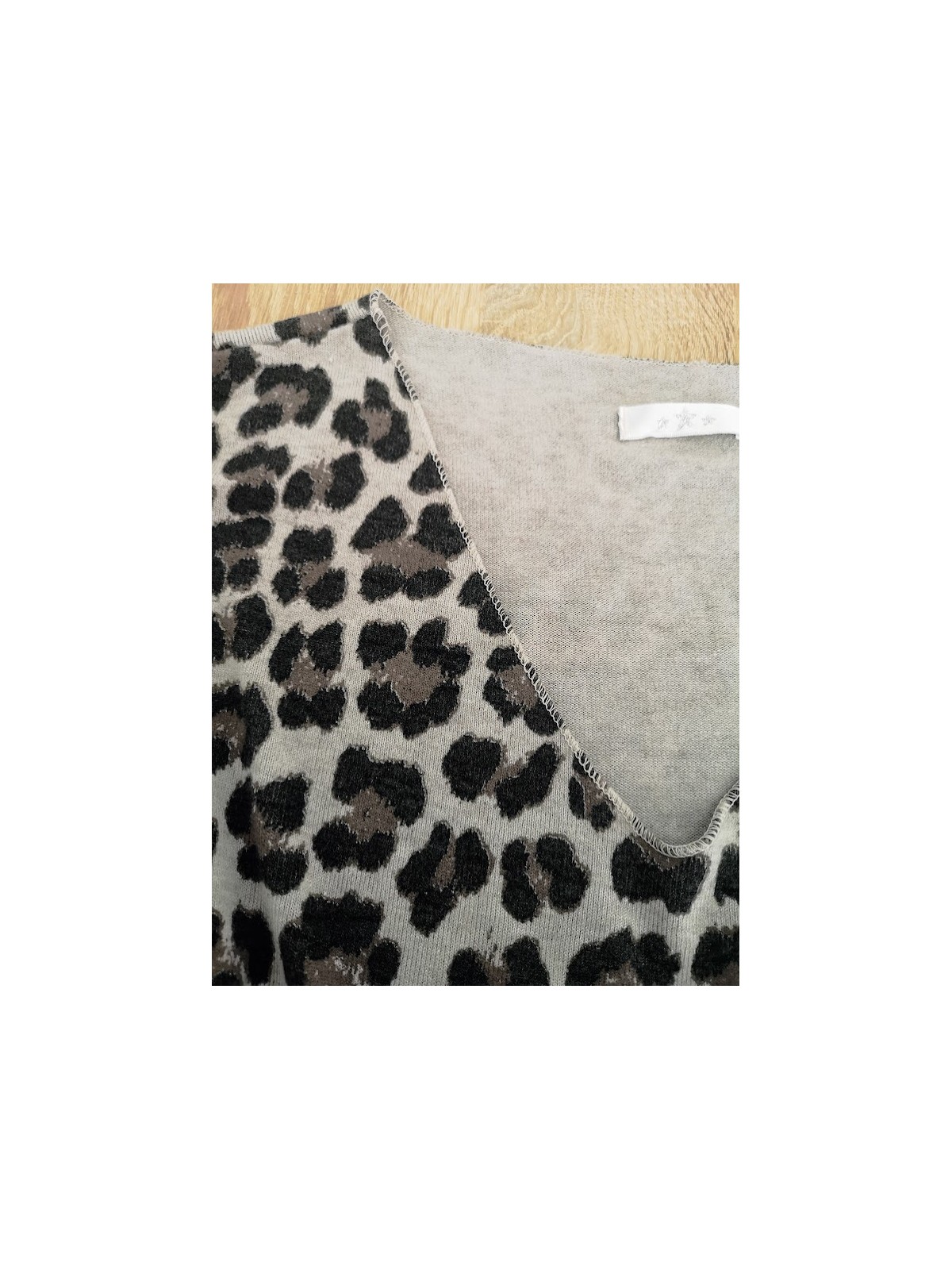Pull fin imprimé léopard noir brun crème l 4 vue encolure v l Tilleulmenthe mode boutique de vêtements femme en ligne