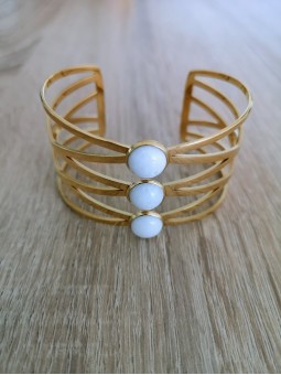 Bracelet manchette doré avec perles blanches l 1 vue de face l Tilleulmenthe mode boutique de vêtements femme en ligne