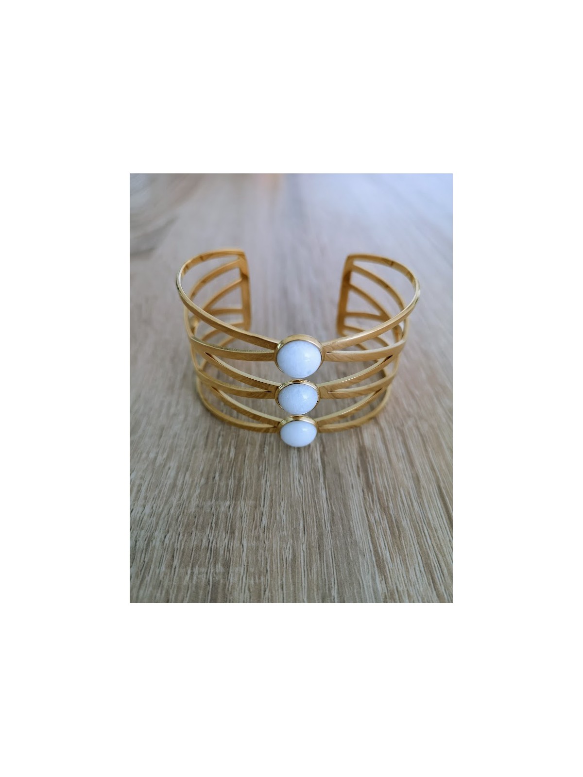 Bracelet manchette doré avec perles blanches l 1 vue de face l Tilleulmenthe mode boutique de vêtements femme en ligne