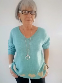 Pull bleu à motifs coeurs beige l 1 vue portée l Tilleulmenthe mode boutique de vêtements femme en ligne