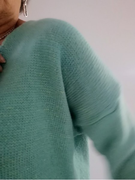 Pull maille douce bleu motif coeurs beiges l 2 vue manches l Tilleulmenthe mode boutique de vêtements femme en ligne