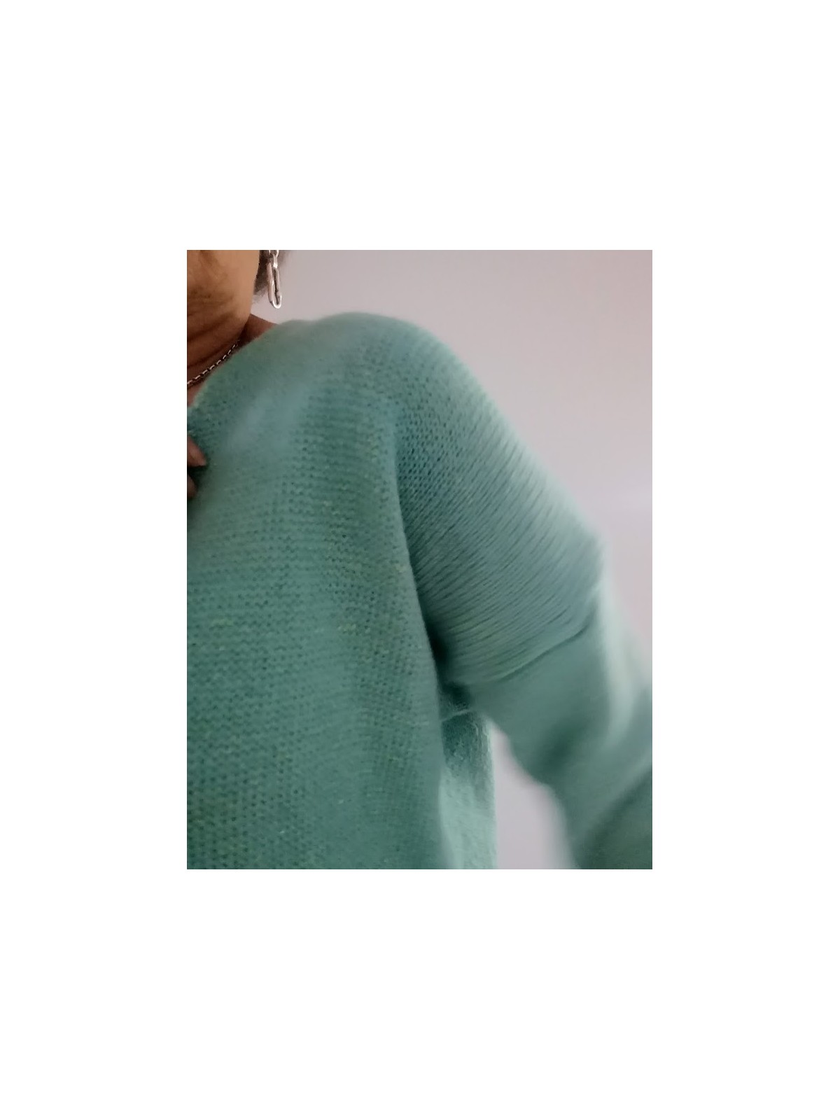 Pull maille douce bleu motif coeurs beiges l 2 vue manches l Tilleulmenthe mode boutique de vêtements femme en ligne