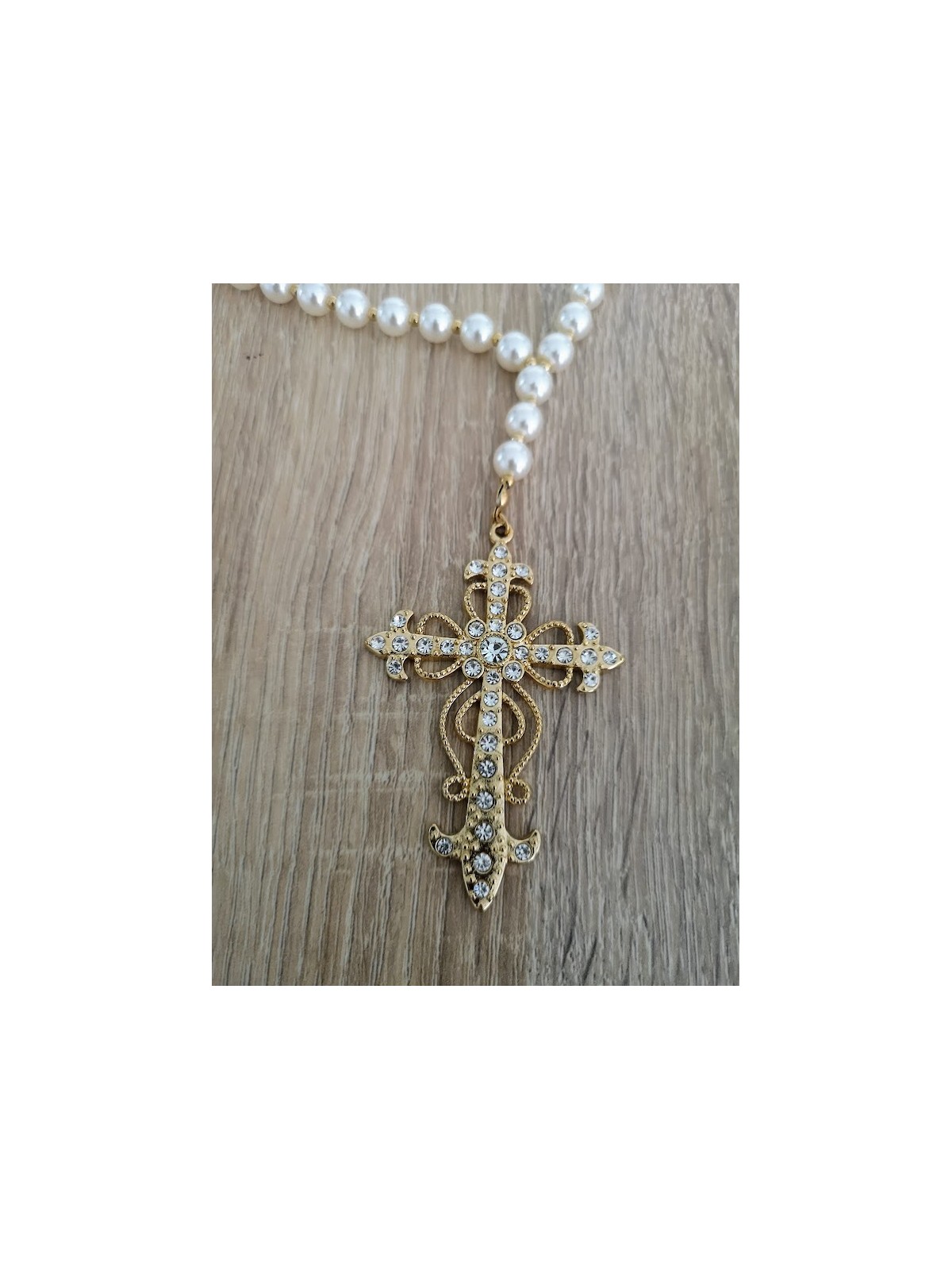 Collier long pendentif croix avec perles nacrées l 2 vue croix l TIlleulmenthe mode boutique de vêtements femme en ligne