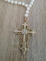 Collier long pendentif croix avec perles nacrées l 2 vue croix l TIlleulmenthe mode boutique de vêtements femme en ligne