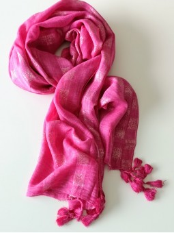 Foulard fuchsia avec pompons l 1 vue de face l Tilleulmenthe mode boutique de vêtements femme en ligne