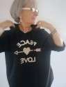 Sweat à capuche noir inscriptions Peace Love dorées l 2 vue portée l Tilleulmenthe mode boutique de vêtements femme en ligne