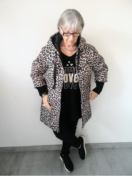 Doudoune longue imprimé léopard avec capuche l 2 vue portée l Tilleulmenthe mode boutique de vêtements femme en ligne